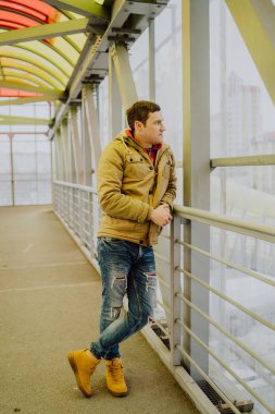 Şehirde poz veren yakışıklı adam.