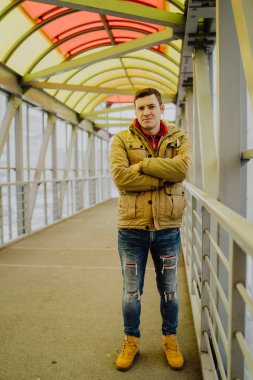 Şehirde poz veren yakışıklı adam.