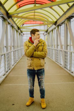 Şehirde poz veren yakışıklı adam.