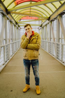 Şehirde poz veren yakışıklı adam.