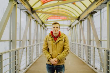 Şehirde poz veren yakışıklı adam.