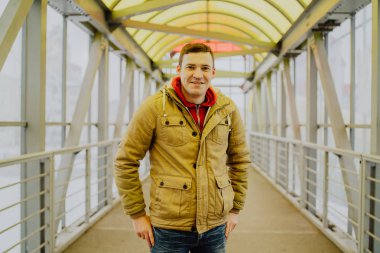 Şehirde poz veren yakışıklı adam.