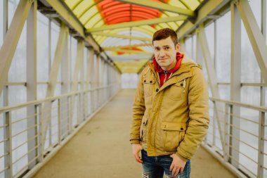 Şehirde poz veren yakışıklı adam.