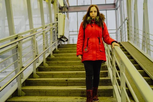 Mulher Atravessando Estrada Cidade Dia Inverno — Fotografia de Stock