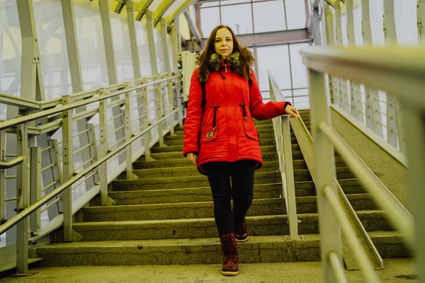 Mulher Atravessando Estrada Cidade Dia Inverno — Fotografia de Stock