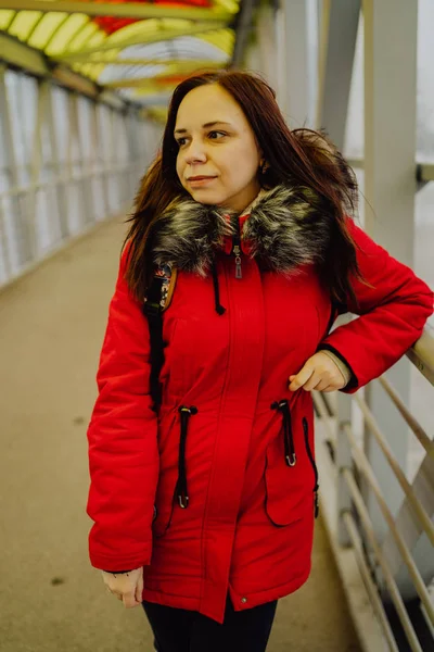 Женщина Переходила Дорогу Городе Зимний День — стоковое фото