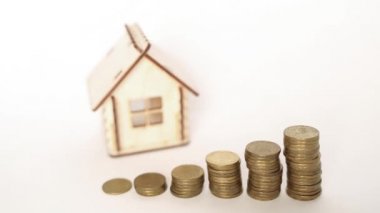 Finansal gayrimenkul, altın paralar ve ev. Konsept: Emlak yatırımı ve konut kredisi finansmanı 