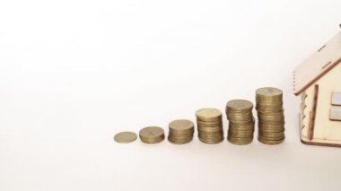 Finansal gayrimenkul, altın paralar ve ev. Konsept: Emlak yatırımı ve konut kredisi finansmanı 