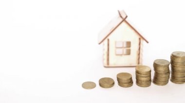 Finansal gayrimenkul, altın paralar ve ev. Konsept: Emlak yatırımı ve konut kredisi finansmanı 