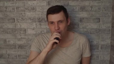 Bir adam elektronik sigara içiyor.