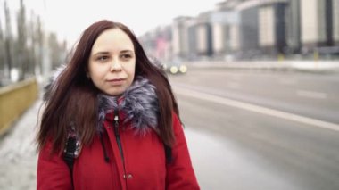 Kadın kış günü şehirde.  