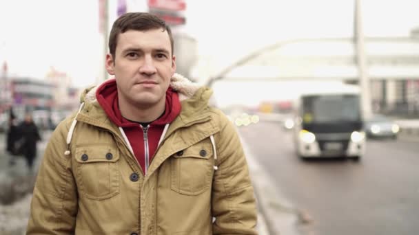 Ein Junger Gutaussehender Mann Lässiger Kleidung Durch Die Stadt — Stockvideo