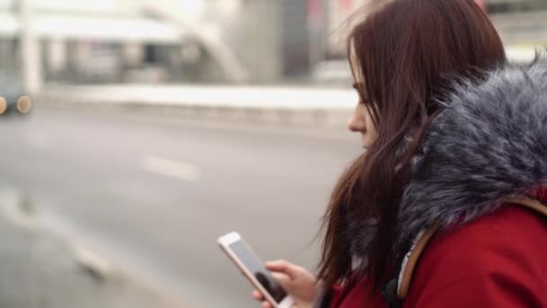 Mulher Cidade Dia Inverno Usando Smartphone — Vídeo de Stock