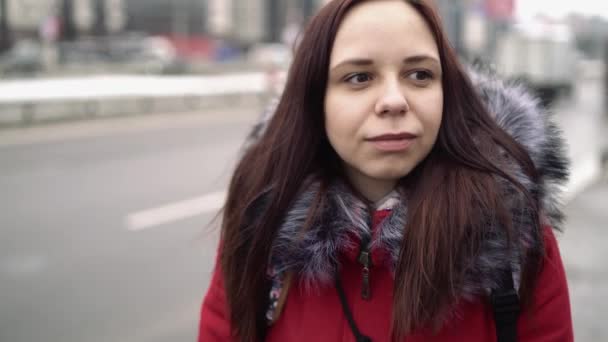 バス停の冬の日の女性 — ストック動画