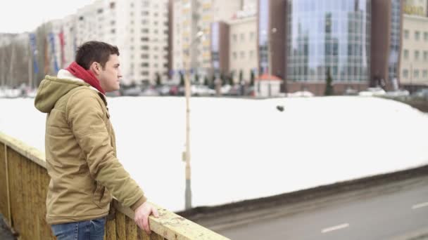 Fiatal Férfi Alkalmi Ruhák Városban — Stock videók