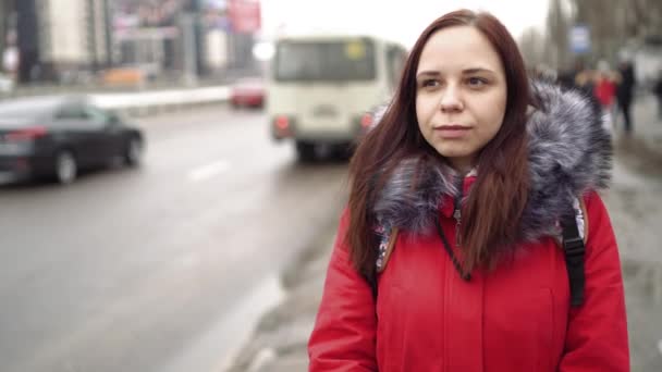 Mujer Ciudad Día Invierno — Vídeo de stock