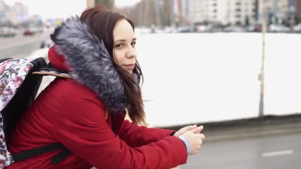 Mujer Ciudad Día Invierno — Vídeos de Stock