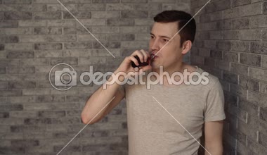 Bir adam elektronik sigara içiyor.