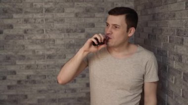 Bir adam elektronik sigara içiyor.