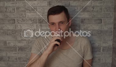 Bir adam elektronik sigara içiyor.