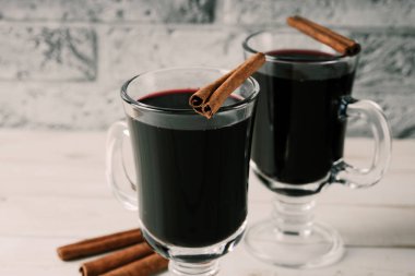 Tarçınlı sıcak şarap. 