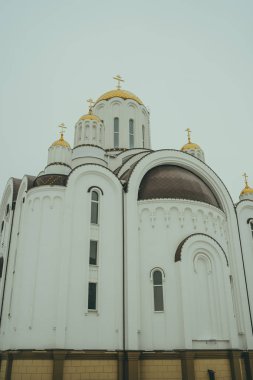 Altın haçlı Hıristiyan kilisesi. Rusya 'daki Hristiyan tapınağı. Hristiyan Kilisesi, Rus ruhani ve dini mimari geleneği ve Ortodoksluğun bir anıtıdır..