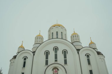 Altın haçlı Hıristiyan kilisesi. Rusya 'daki Hristiyan tapınağı. Hristiyan Kilisesi, Rus ruhani ve dini mimari geleneği ve Ortodoksluğun bir anıtıdır..
