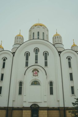 Altın haçlı Hıristiyan kilisesi. Rusya 'daki Hristiyan tapınağı. Hristiyan Kilisesi, Rus ruhani ve dini mimari geleneği ve Ortodoksluğun bir anıtıdır..