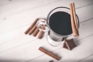 Tarçınlı sıcak şarap. 