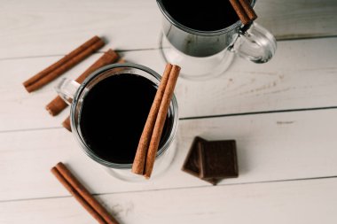 Tarçınlı sıcak şarap. 