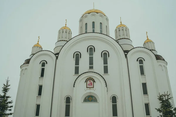 Christelijke kerk met gouden kruisen. Christelijke tempel in Rusland. De kerk van de christelijke kerk is een monument van de Russische geestelijke en religieuze architectonische traditie en orthodoxie. — Stockfoto
