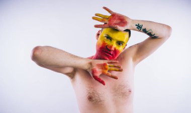 Sarı yüzlü genç bir adam. Futbol fanatiği