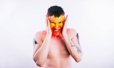 Sarı yüzlü genç bir adam. Futbol fanatiği