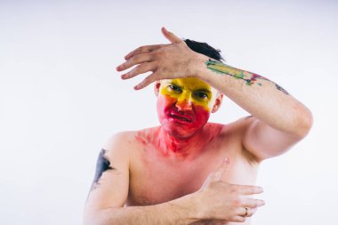 Sarı yüzlü genç bir adam. Futbol fanatiği