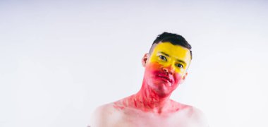 Sarı yüzlü genç bir adam. Futbol fanatiği