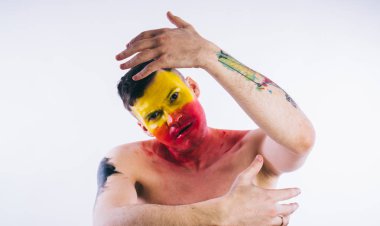 Sarı yüzlü genç bir adam. Futbol fanatiği