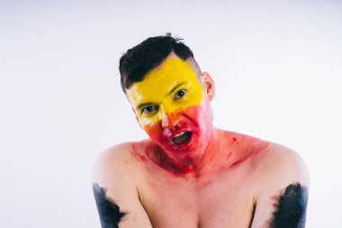 Sarı yüzlü genç bir adam. Futbol fanatiği