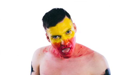 Sarı yüzlü genç bir adam. Futbol fanatiği