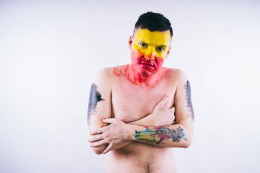 Sarı yüzlü genç bir adam. Futbol fanatiği