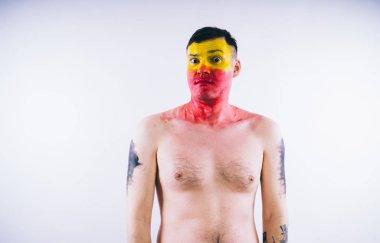 Sarı yüzlü genç bir adam. Futbol fanatiği