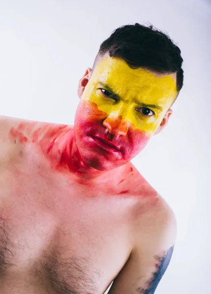 Jovem Com Rosto Vermelho Amarelo Pintado Ventilador Futebol — Fotografia de Stock