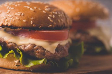 Hamburger ya da sandviç kahvaltı ya da öğle yemeği için popüler bir fast food..