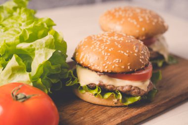 Hamburger ya da sandviç kahvaltı ya da öğle yemeği için popüler bir fast food..