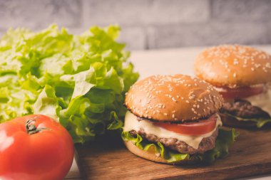 Hamburger ya da sandviç kahvaltı ya da öğle yemeği için popüler bir fast food..