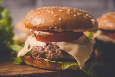 Hamburger ya da sandviç kahvaltı ya da öğle yemeği için popüler bir fast food..