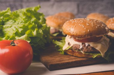 Hamburger ya da sandviç kahvaltı ya da öğle yemeği için popüler bir fast food..