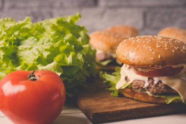 Hamburger ya da sandviç kahvaltı ya da öğle yemeği için popüler bir fast food..