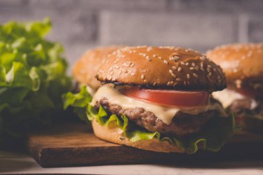 Hamburger ya da sandviç kahvaltı ya da öğle yemeği için popüler bir fast food..