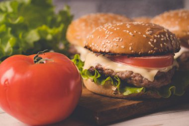 Hamburger ya da sandviç kahvaltı ya da öğle yemeği için popüler bir fast food..