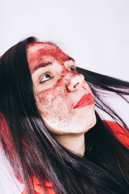 Yüzünde kırmızı parıltı olan genç bir kadın. 